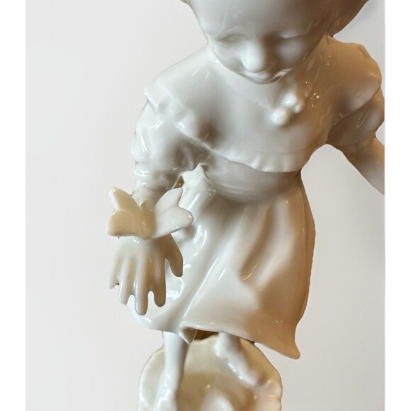 Vintage Hutschenreuther Spring Messenger White Glossy Girl with Butterfly Selb - Picture 5 of 8